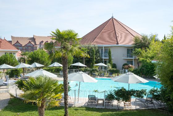 Vue aérienne de la piscine - hôtel Les Jardins de Beauval