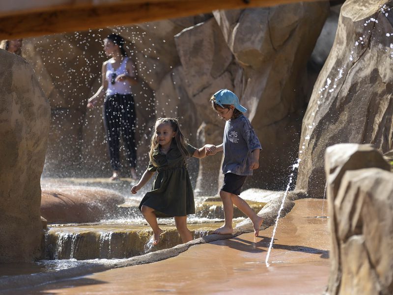 Les Roches Vives, jeux d'eau pour les enfants - ZooParc de Beauval Les Roches Vives, jeux d'eau pour les enfants - ZooParc de Beauval