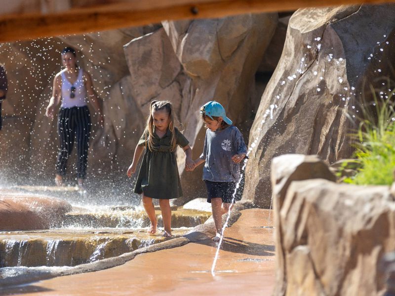 2 enfants courant dans les rivières des Roches Vives au ZooParc de Beauval