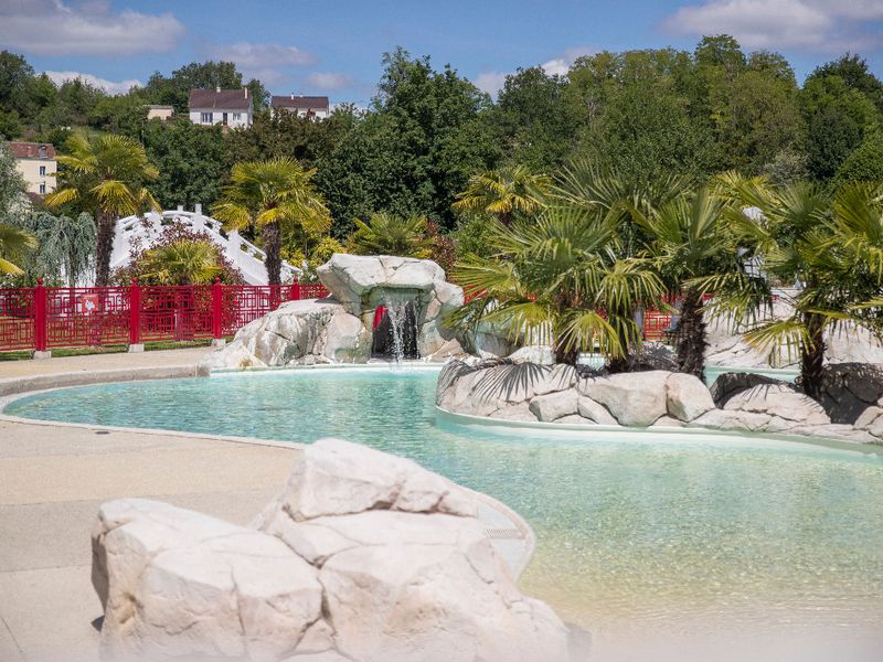 Piscine Les Pagodes de Beauval avec son îlot décoré aux couleurs de Chine