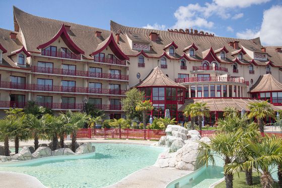 Vue aérienne de la piscine - hôtel Les Pagodes de Beauval