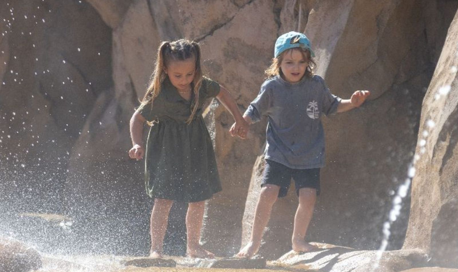 Enfants qui jouent dans l'eau sous de fortes chaleurs au ZooParc de Beauval