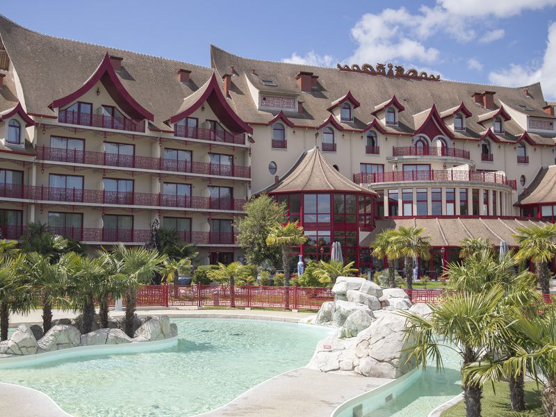 Overview of the swimming pool at Les Pagodes de Beauval hotel, located near ZooParc de Beauval.