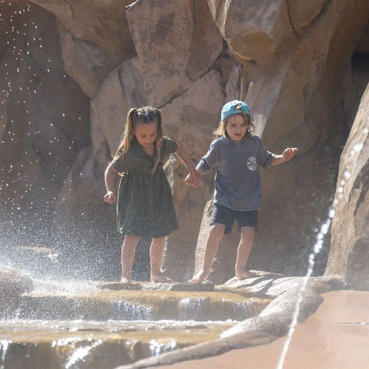 Enfants qui jouent dans l'eau sous de fortes chaleurs au ZooParc de Beauval